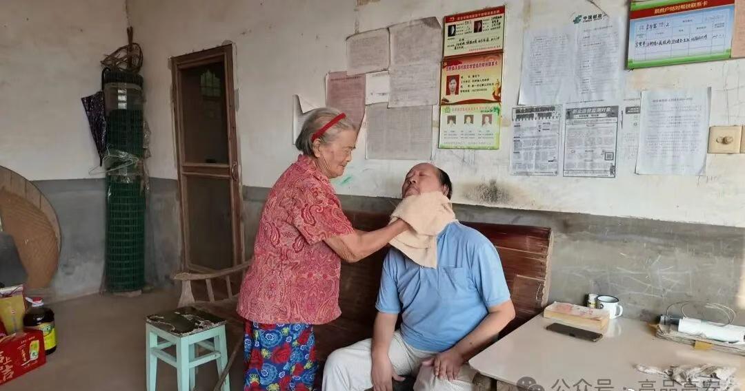 感动！八旬老母照顾重残儿子，演绎人间大爱
“儿呀，我一大把年纪，我走了不要紧，就