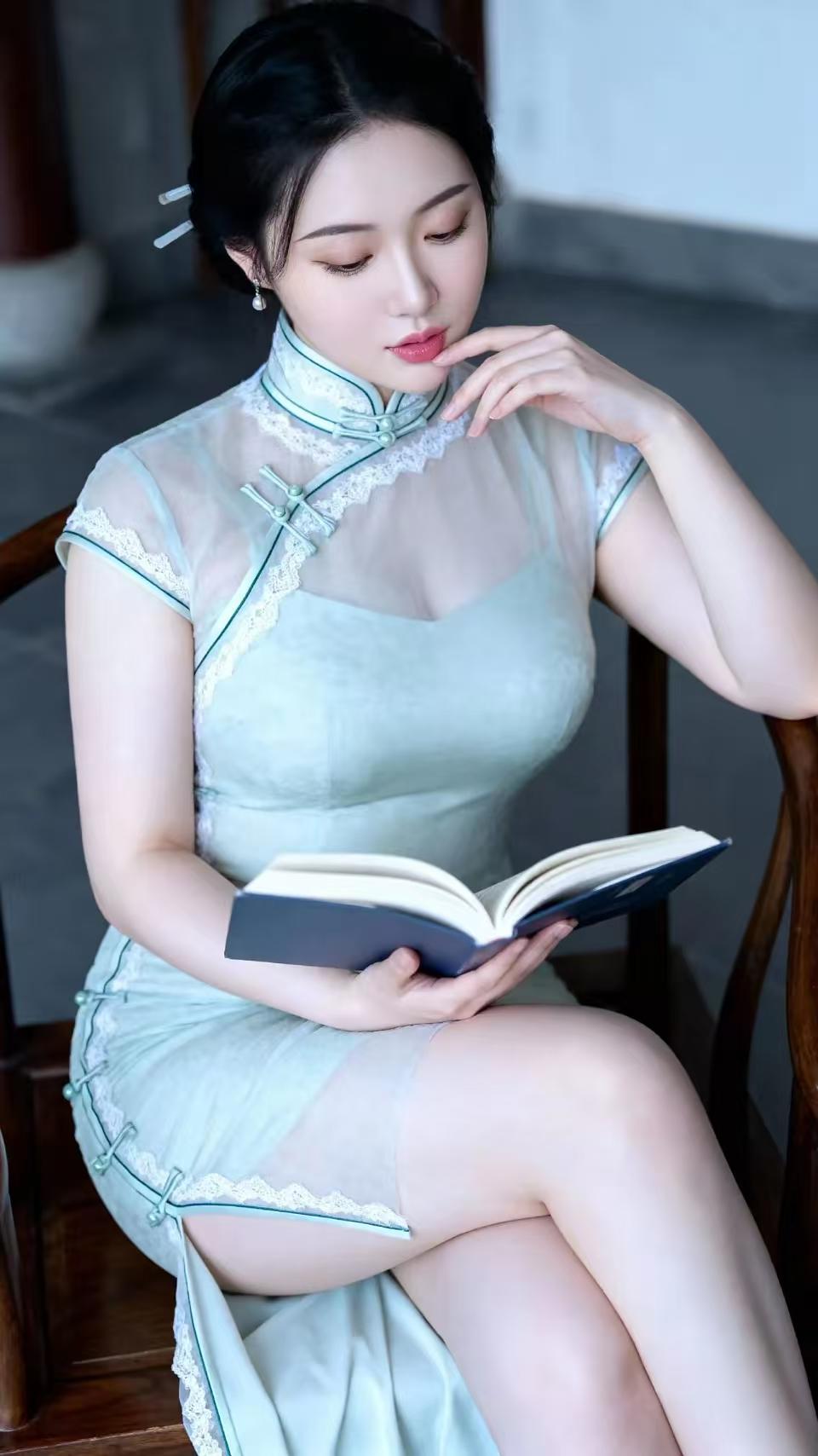 山坡羊·青霭旗袍女子
青霭旗袍，
温柔藏妙，
手携书卷廊前靠。
晚风飘，页轻摇。