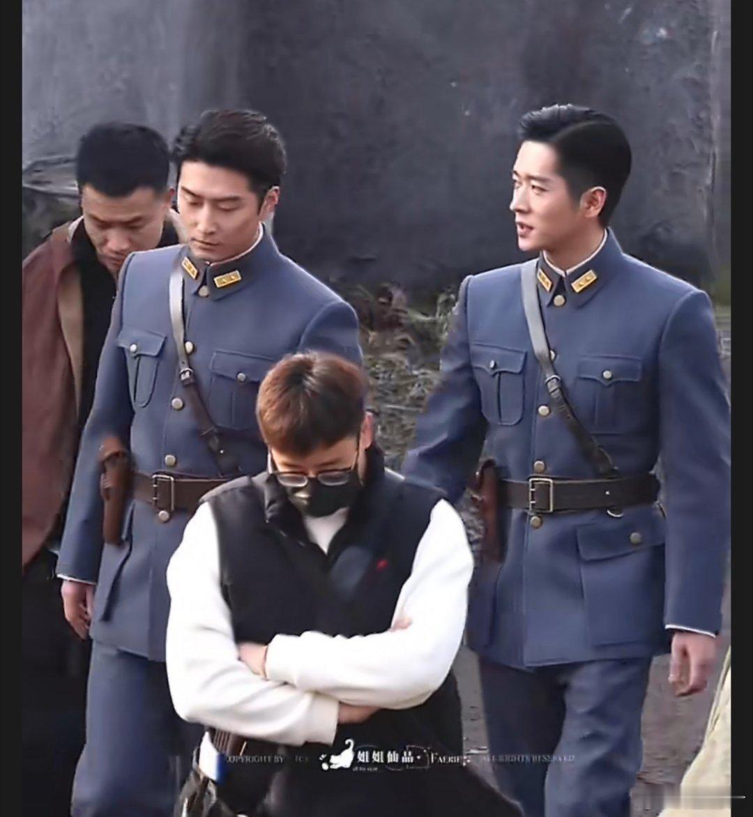 丞磊窦骁玉簟秋同框路透丞磊窦骁玉簟秋军装丈夫的容貌 一南一北双强军阀，同框即名场