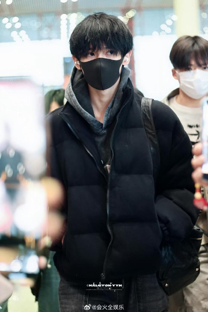 余宇涵赶早班机困懵了 谁没被这反差萌打动！表面帅气满分，背地困到打哈欠，真实得可