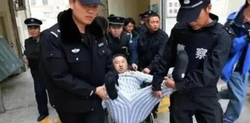 2015年，在京煤集团总医院霸占了病床3年的“钉子户”，被法院强制腾退床位，然而
