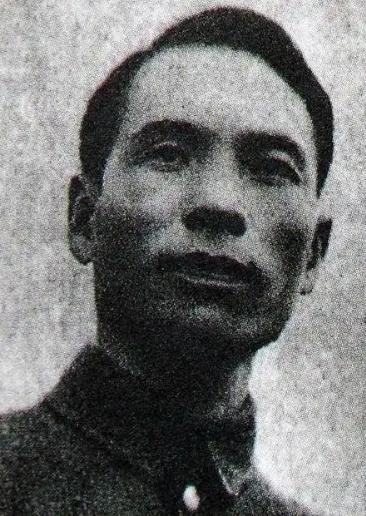 1941年，谢晋元被软禁在租界，他带队出早操时，发现少了4个人，便去询问情况，怎