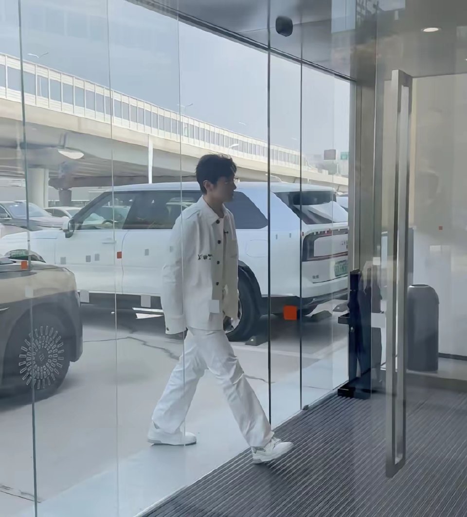 黄晓明回青岛买豪车，一身白衣帅到被大姨团团围住，真人真的太年轻了 