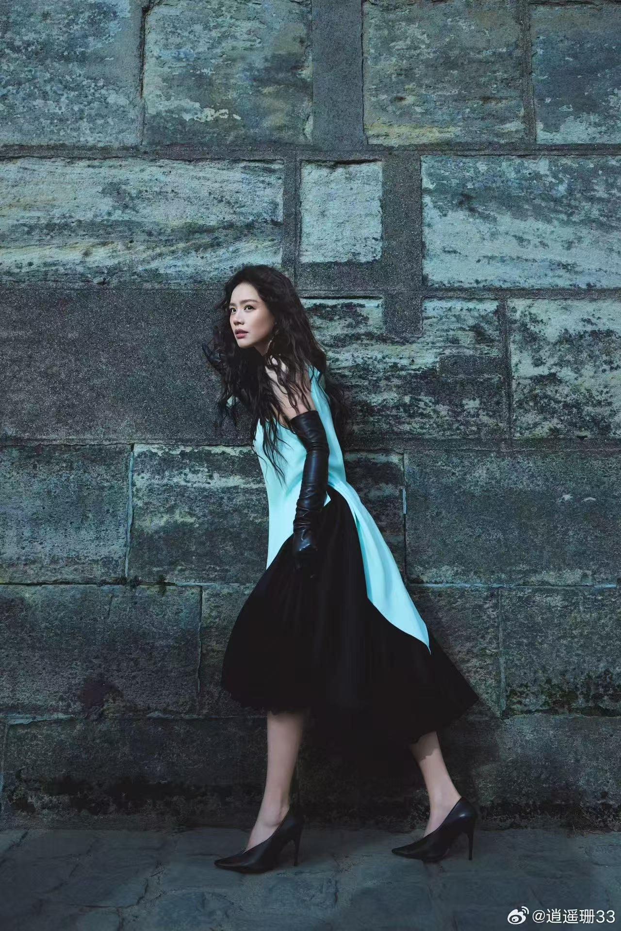 马思纯把撞色玩明白了每一次亮相都能带来新惊喜，这次撞色造型设计感十足，冷暖色彩交