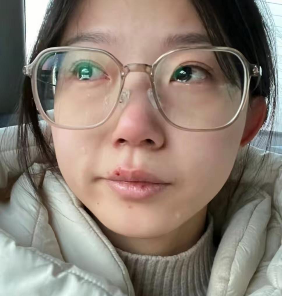 父母快六十，靠种地收入微薄，家里建房还欠着外债。母亲四十岁才生下我，我打算贷款读