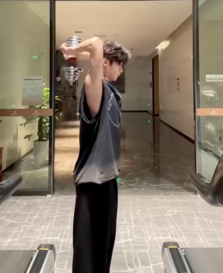 梓渝男友力爆棚，薄肌男孩随时都在散发魅力，好帅好酷斯哈斯哈