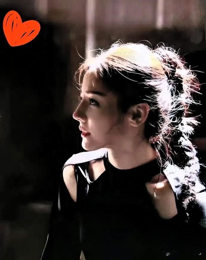 这个地球上我最看懂的女人
就是迪丽热巴了！

迪丽热巴33岁了，这次她走出了新的