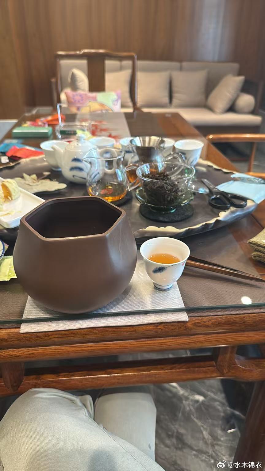 暑假还是太幸福了。珍惜最后一周时光！睡到自然醒，看书，看电影，喝茶，健身，混日子