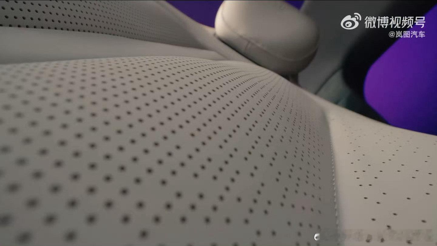 【岚图追光 S“四激光驾趣 SUV”内饰首曝：鸿蒙情绪座舱，预计搭载华为双 15