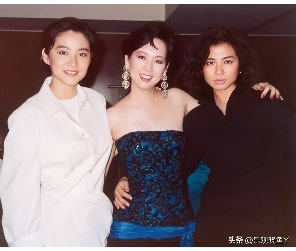 1986年，林青霞与夏文汐和钟楚红在香港，留下的美好瞬间。林青霞当时32岁，夏文