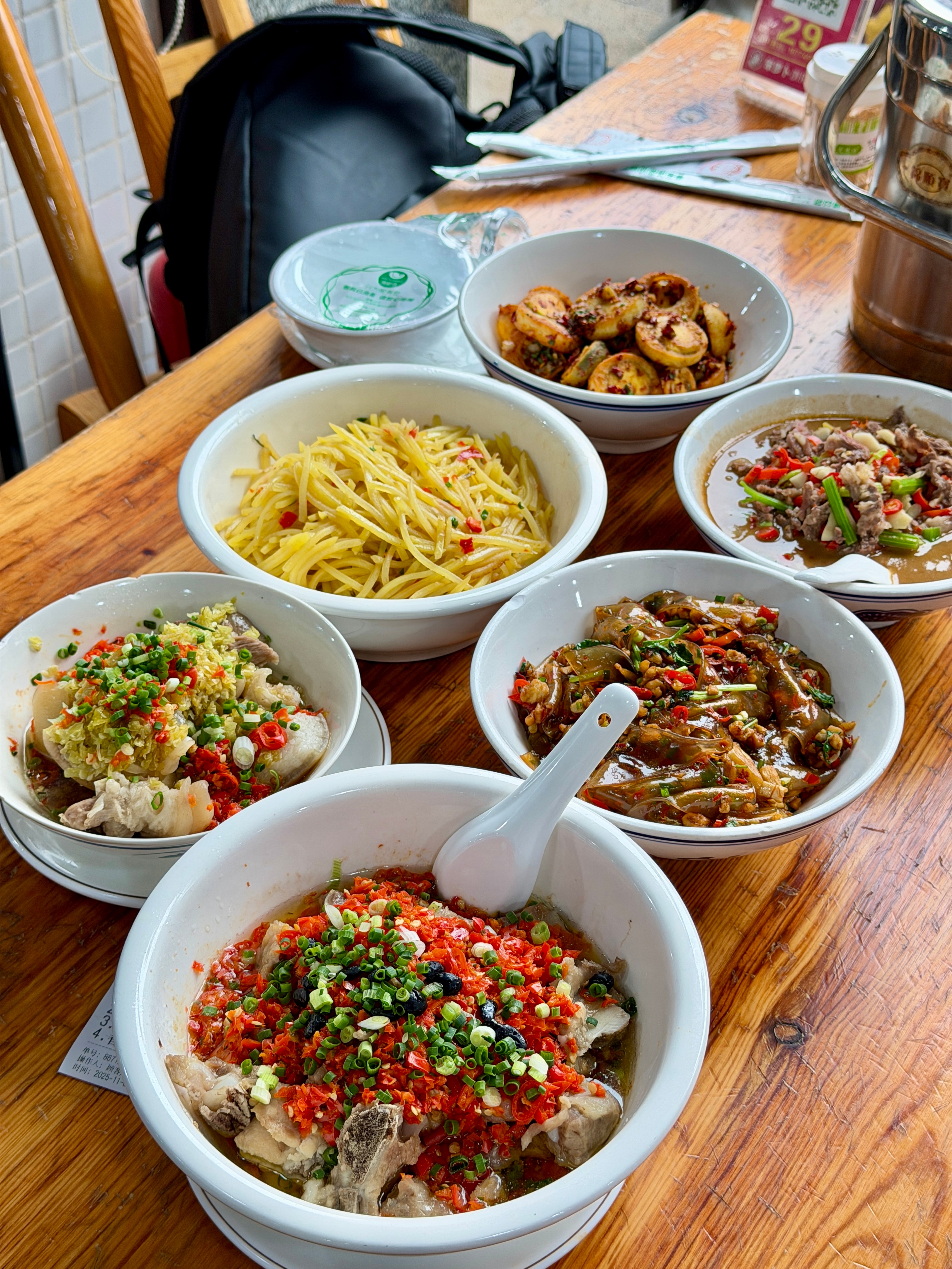 来湖南终于吃上了心心念念的“笨罗卜”，我们两个人点了这么多，才100来块，性价比