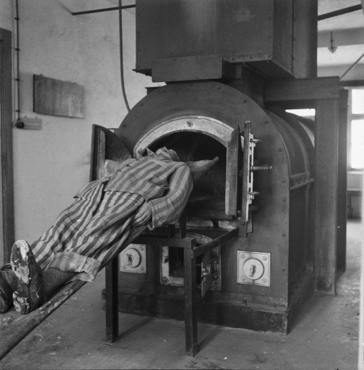 纳粹集中营焚尸炉的照片。虽然是摆拍的，但仍触目惊心——1945 年 2 月 7 