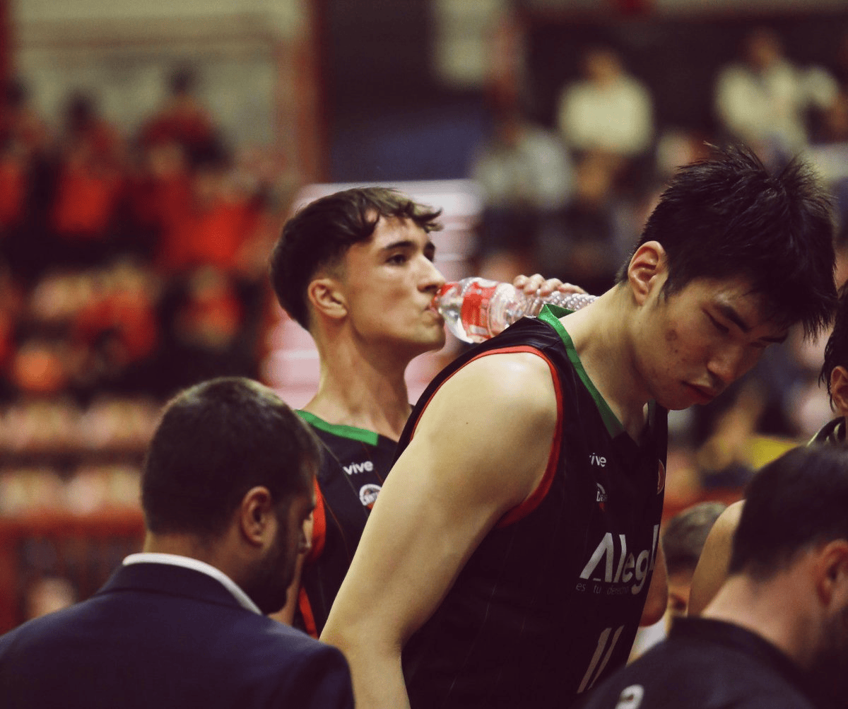 西乙常规赛：余嘉豪首发登场22分钟，投篮5中3得到10分7板