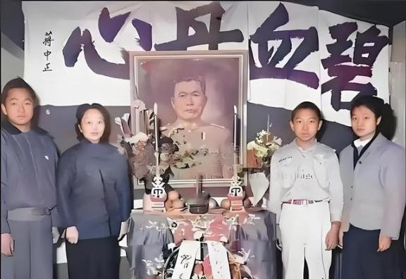 1949年，国军中将邱清泉战死后，他的妻子叶蕤君来不及哀痛就慌不迭地带着孩子们南