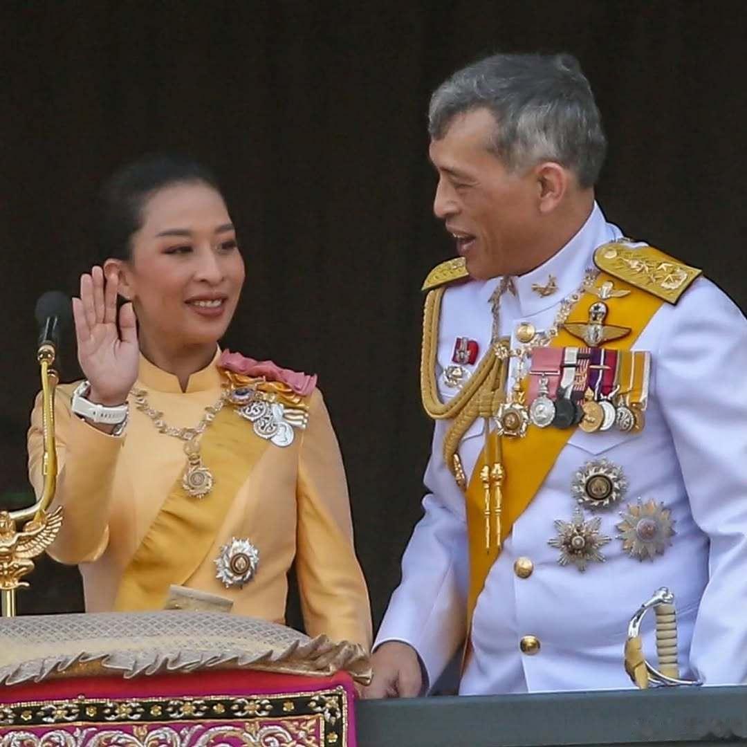 泰国王室 哇集拉隆功国王和嫡长女帕查拉吉迪雅帕公主，父亲肯定也是爱女儿的，只是他