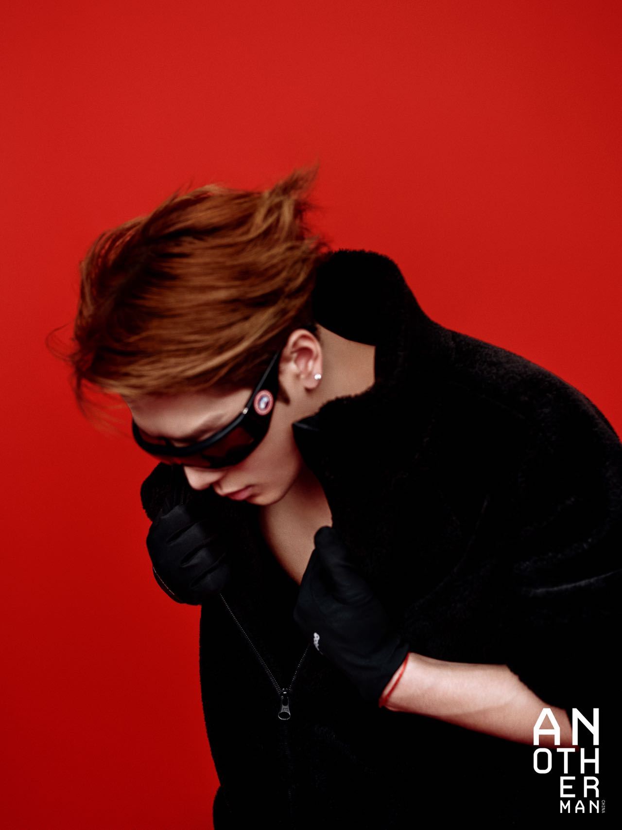 王嘉尔冷感眼神 一身宽松牛仔套装诠释随性时尚，利落剪裁衬出绝佳身形，帅气格调扑面