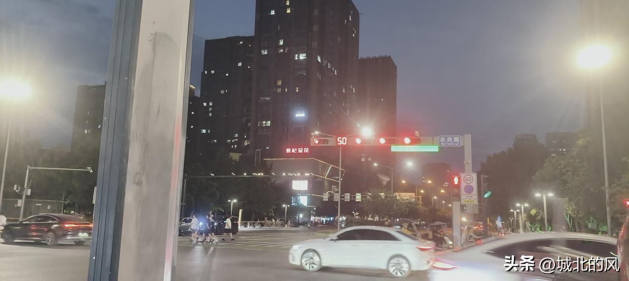 下班路上，遇到一个问路的。我很肯定地给她指了路。转身的瞬间，看到一个建筑物，才突