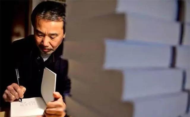 1994年，村上春树到访中国，在接待人员给他提供用餐时，他坚决拒绝吃中国菜，转身