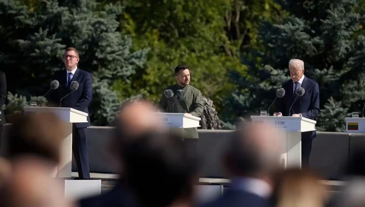 泽连斯基：

俄罗斯必将战败，俄罗斯终将战败！

在乌克兰国旗日庆典大会上泽连斯