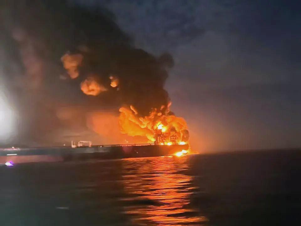 黑海后半夜突然炸了，一艘从俄罗斯拉满原油的土耳其油轮，在离伊斯坦布尔海峡不远的海