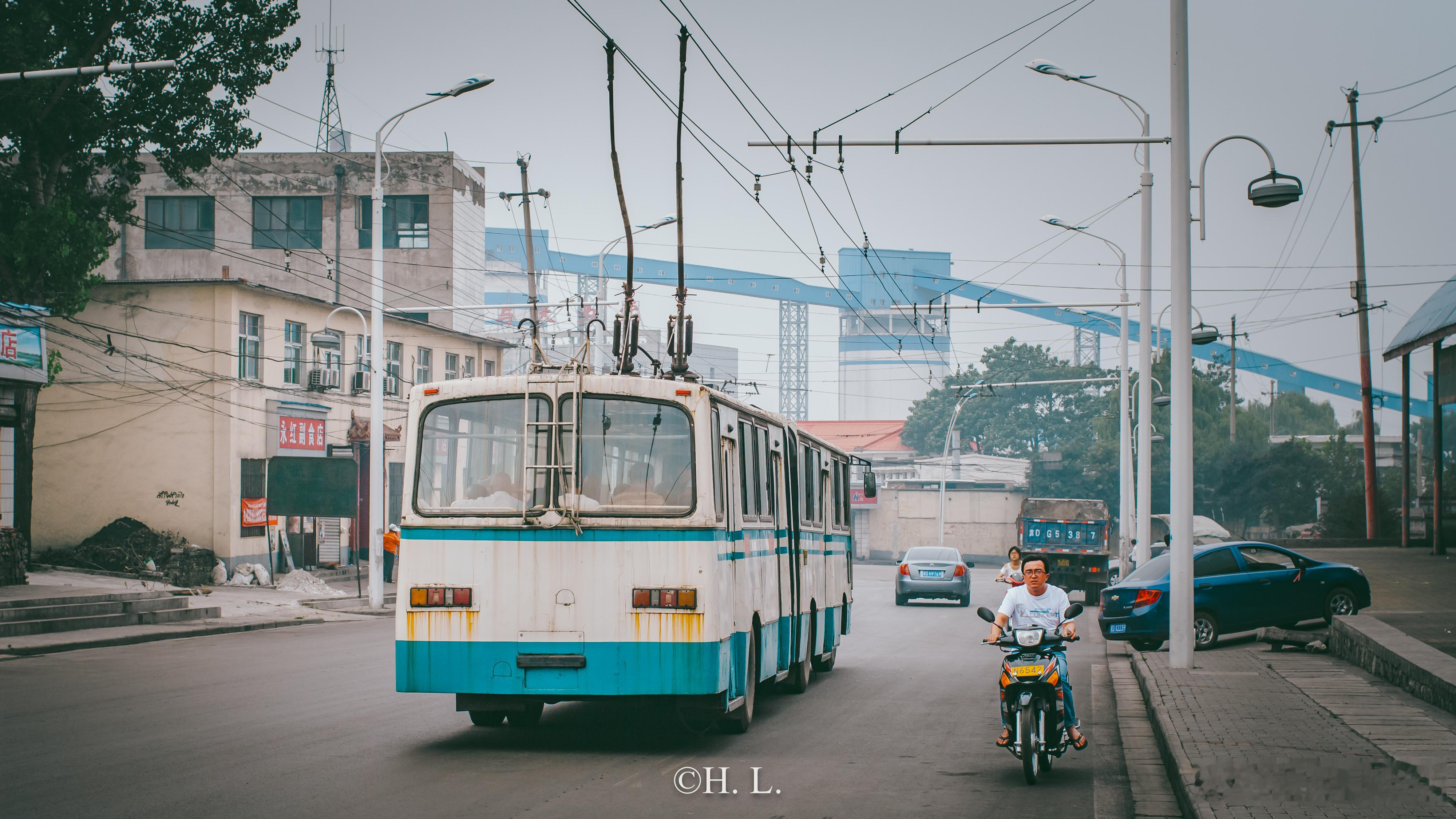 华宇牌铰接式无轨电车BD562后期版本。北京电车涂装。 