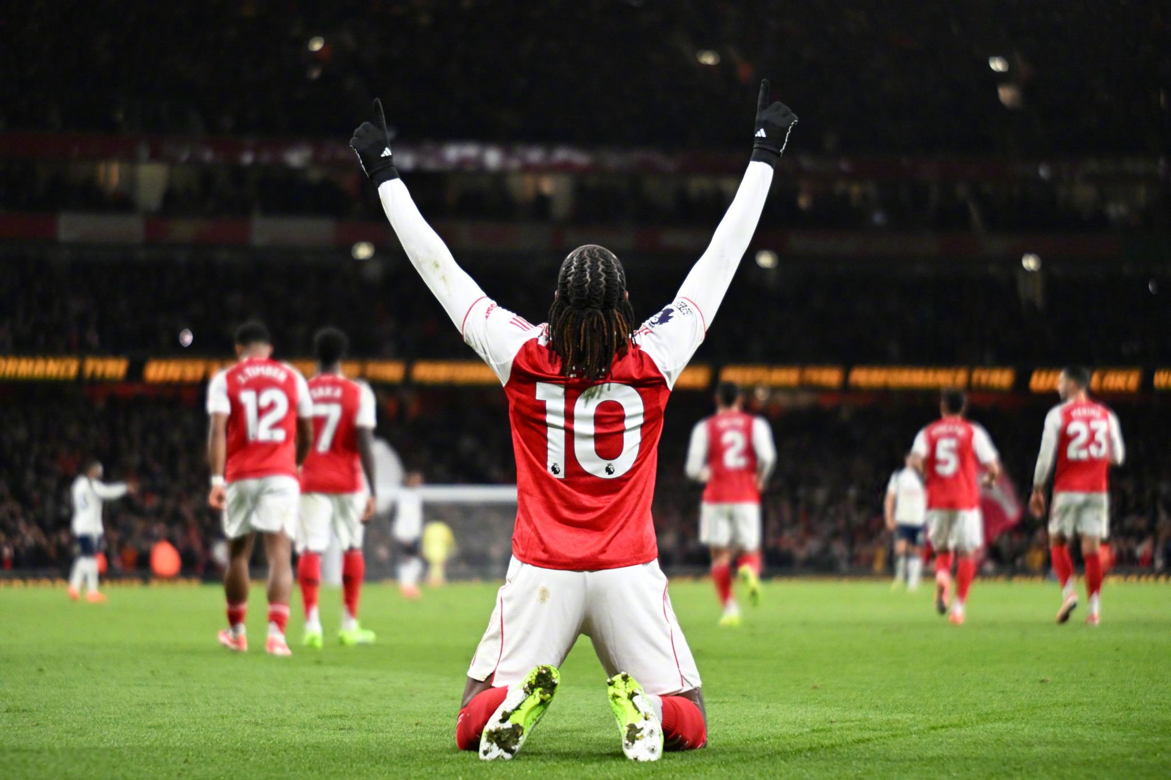 英超第12轮北伦敦德比，阿森纳主场凭借埃泽上演帽子戏法和特罗萨德打入一球， 4-