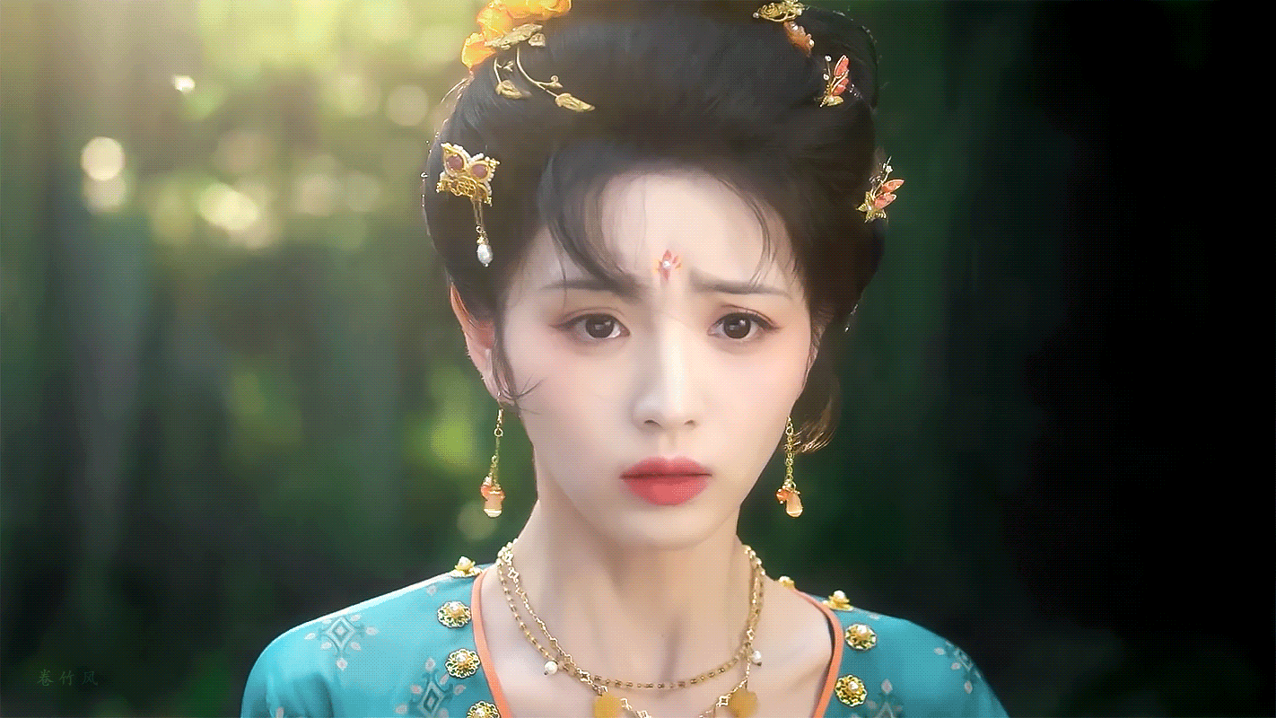 田曦薇的肌肉终于派上用场了《嫁金钗》的国风海报张力拉满，金色荆棘缠绕双生花，宅斗