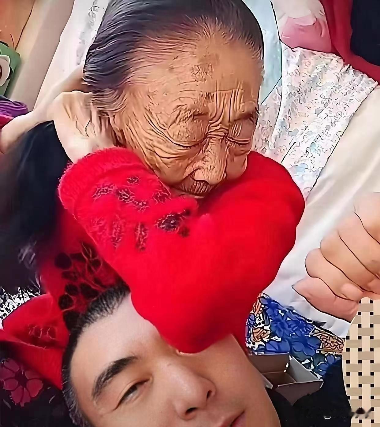 李玉成2次脑梗后生活不能自理了，大事小事全靠他的小宝贝马玉琴打理，以前每次梳头都