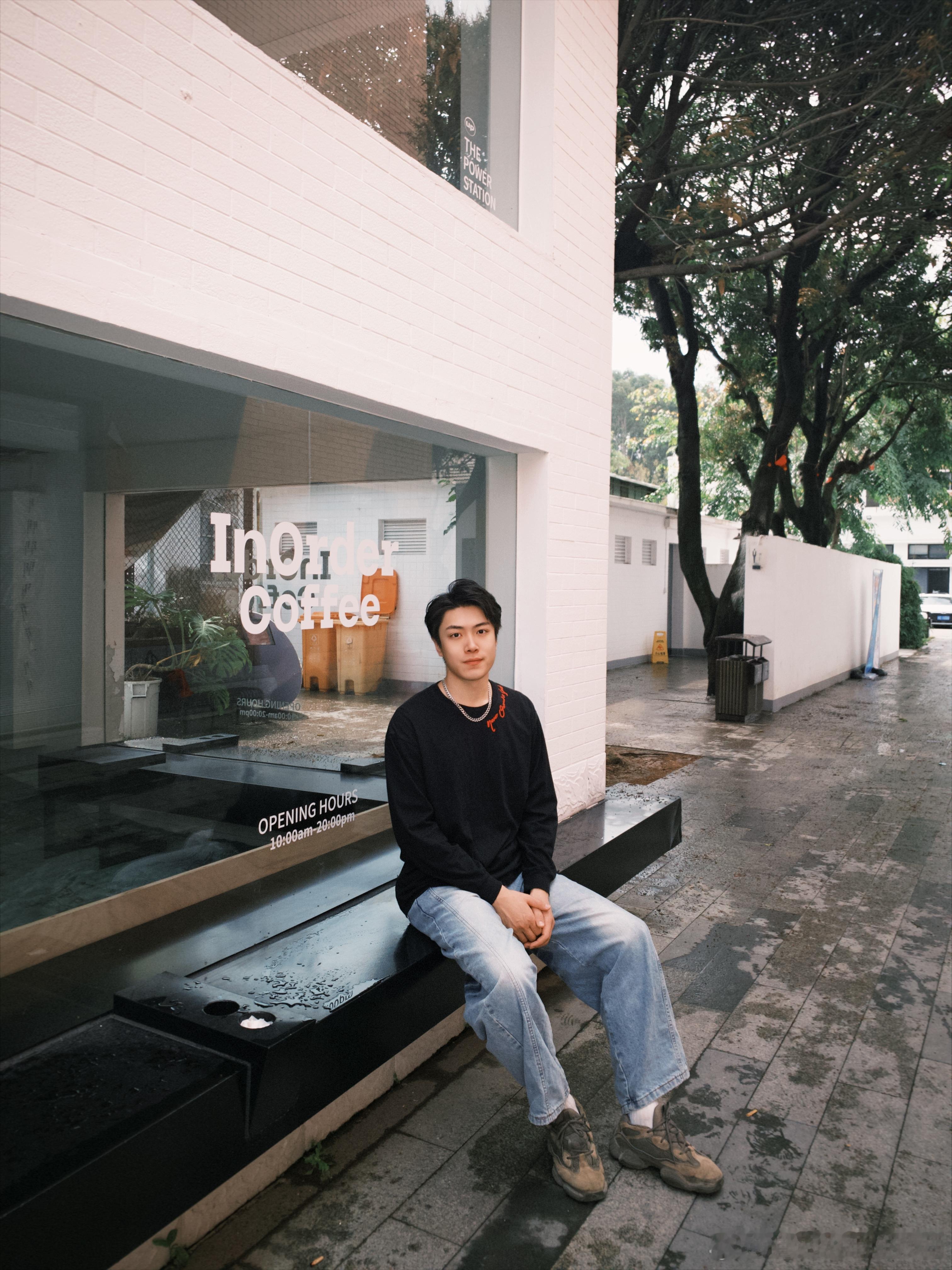 出门玩是大学生最好的美容毕业照也叫师生人面像学长都在拍照 而我选择和舍友出门遛遛
