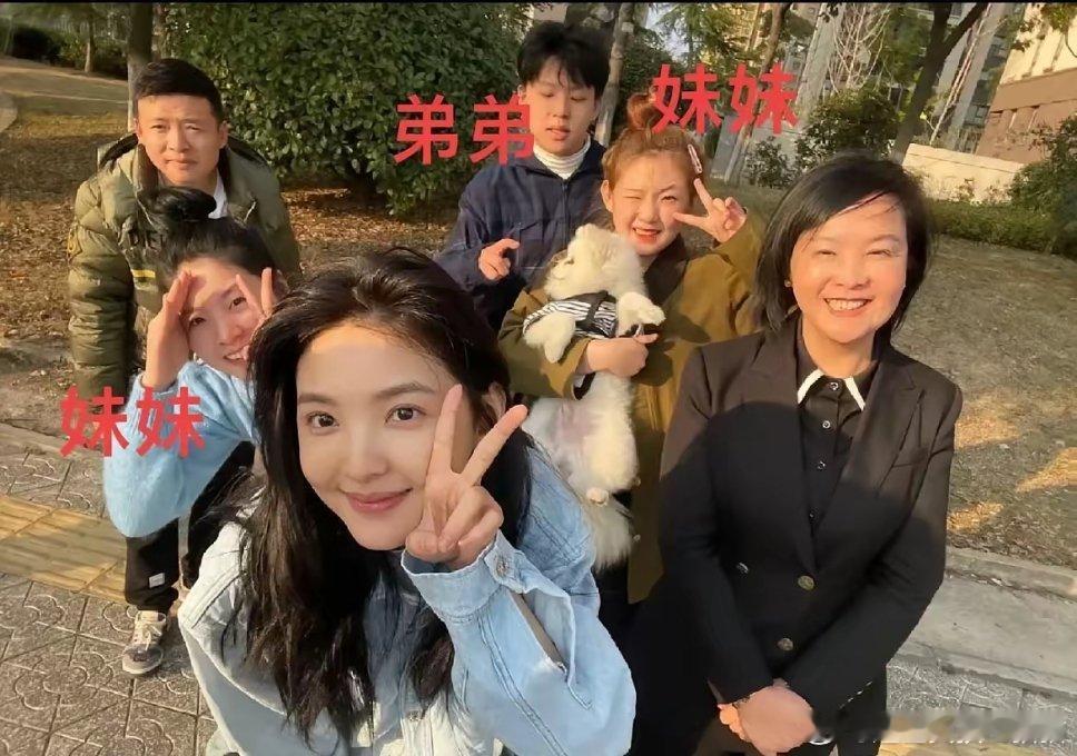 章若楠的爸妈应该没想到，自己四个孩子，最赚钱的居然是大女儿。章若楠，原名若男，浙