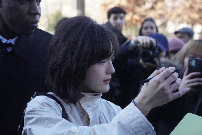 文淇的蓝色手链 文淇这波配饰选择太有深意！巴黎大秀佩戴的蓝色手链由难民女性工匠亲