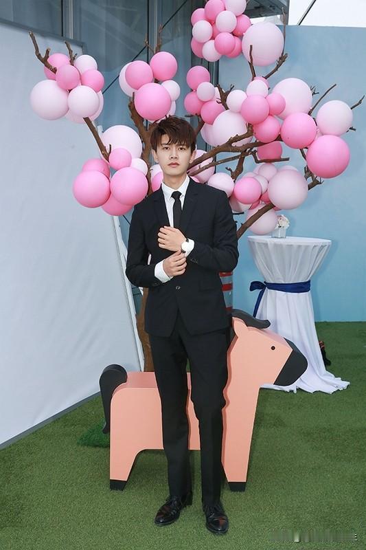 最近任嘉伦“空降”上海出席Tasaki珠宝品牌活动，现场粉丝呼声热烈。毕竟他刚从