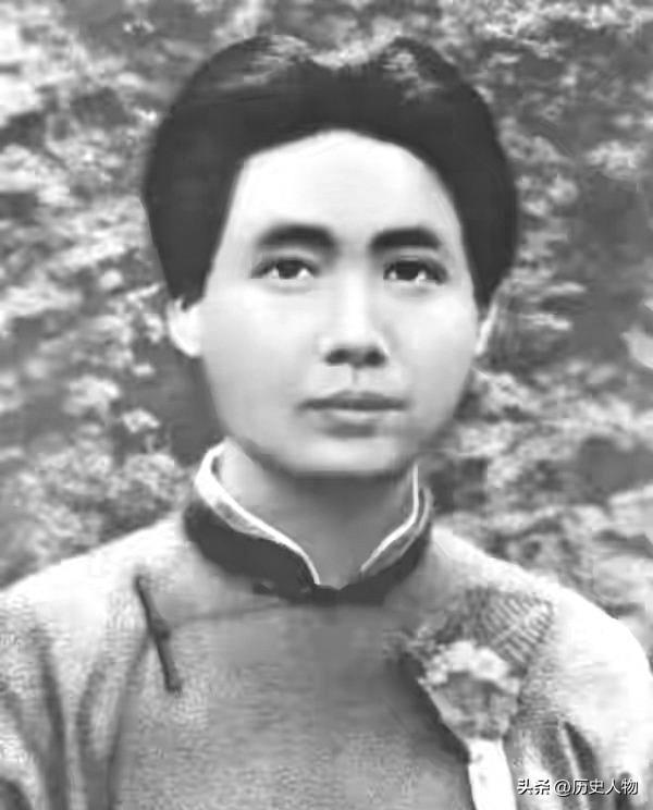 李淑一是杨开慧福湘女中的同窗密友，当年初见青年毛泽东，赞叹他高大英气、谈吐不凡。