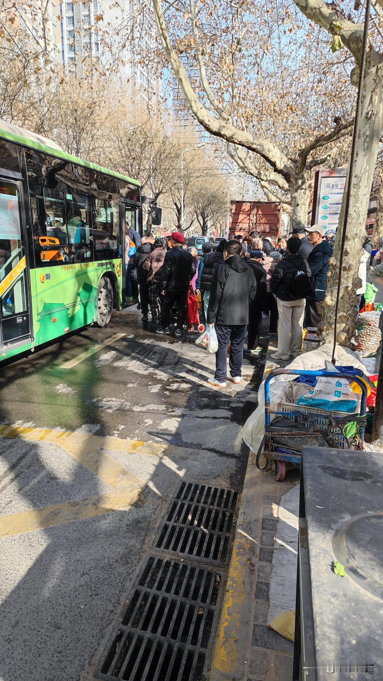 一到过年，西安最热闹的地方在哪里？

答案是长缨东路胡家庙蔬菜批发市场！

不管