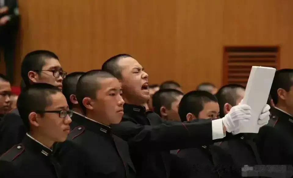 日本海上自卫队海军兵学校毕业生画面，让人不由得想起曾经的【啊！海军】里面的名场面