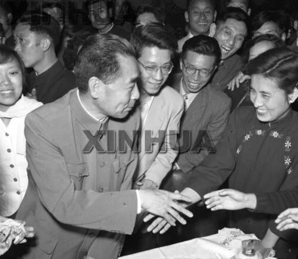 1957年5月10日，周恩来总理出席北京市留美学生家属联谊会晚会。整个五十年代，