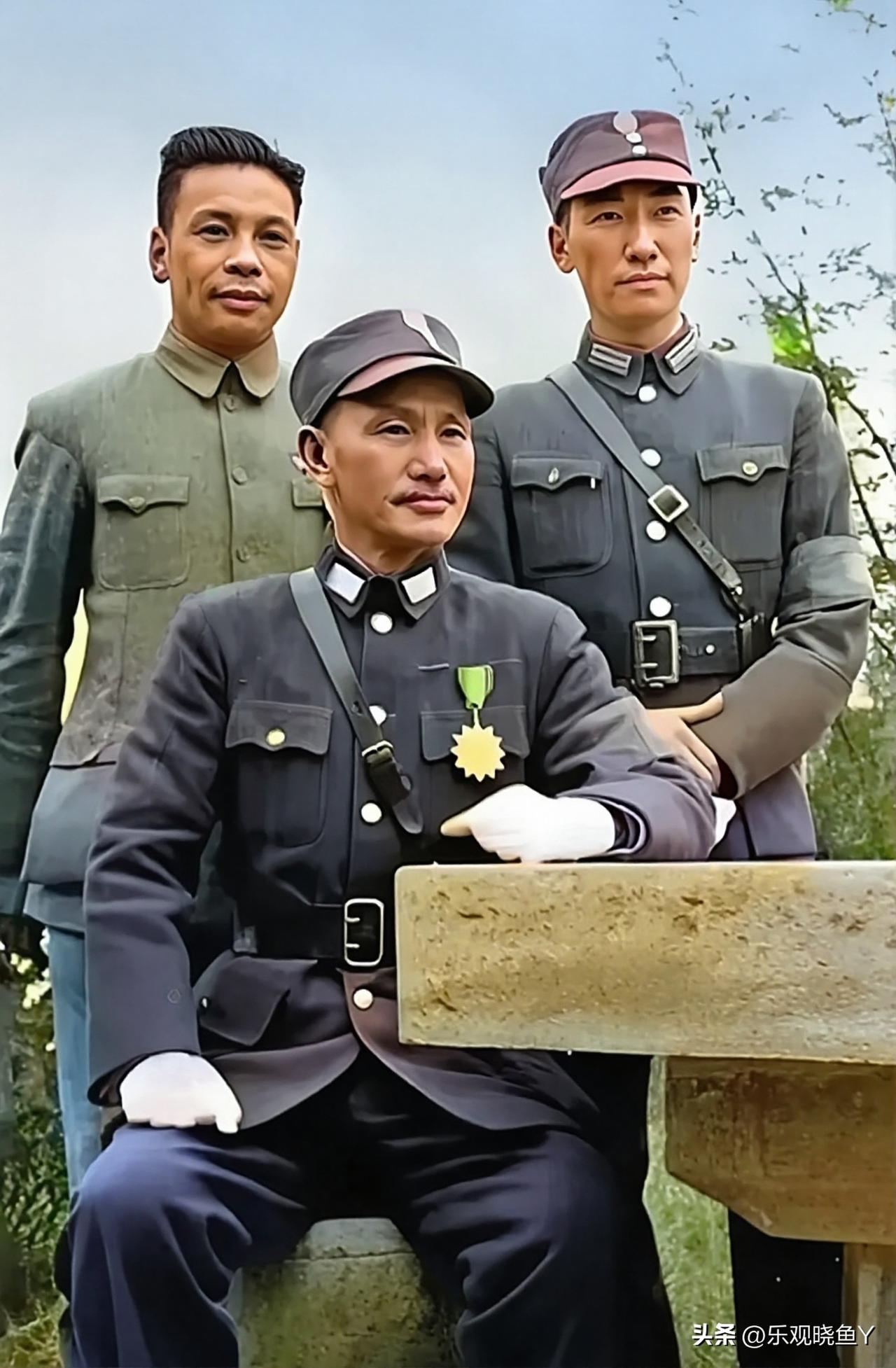 一九四三年，在重庆的蒋中正和他的两个儿子蒋经国及蒋纬国。这而非演员饰演，确是货真