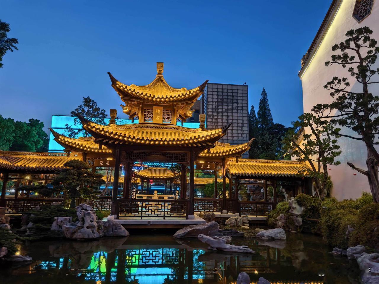 按自己习惯，给自己点赞的，都会回访并点赞，但如今很多到访者的空间打不开了！ 
 