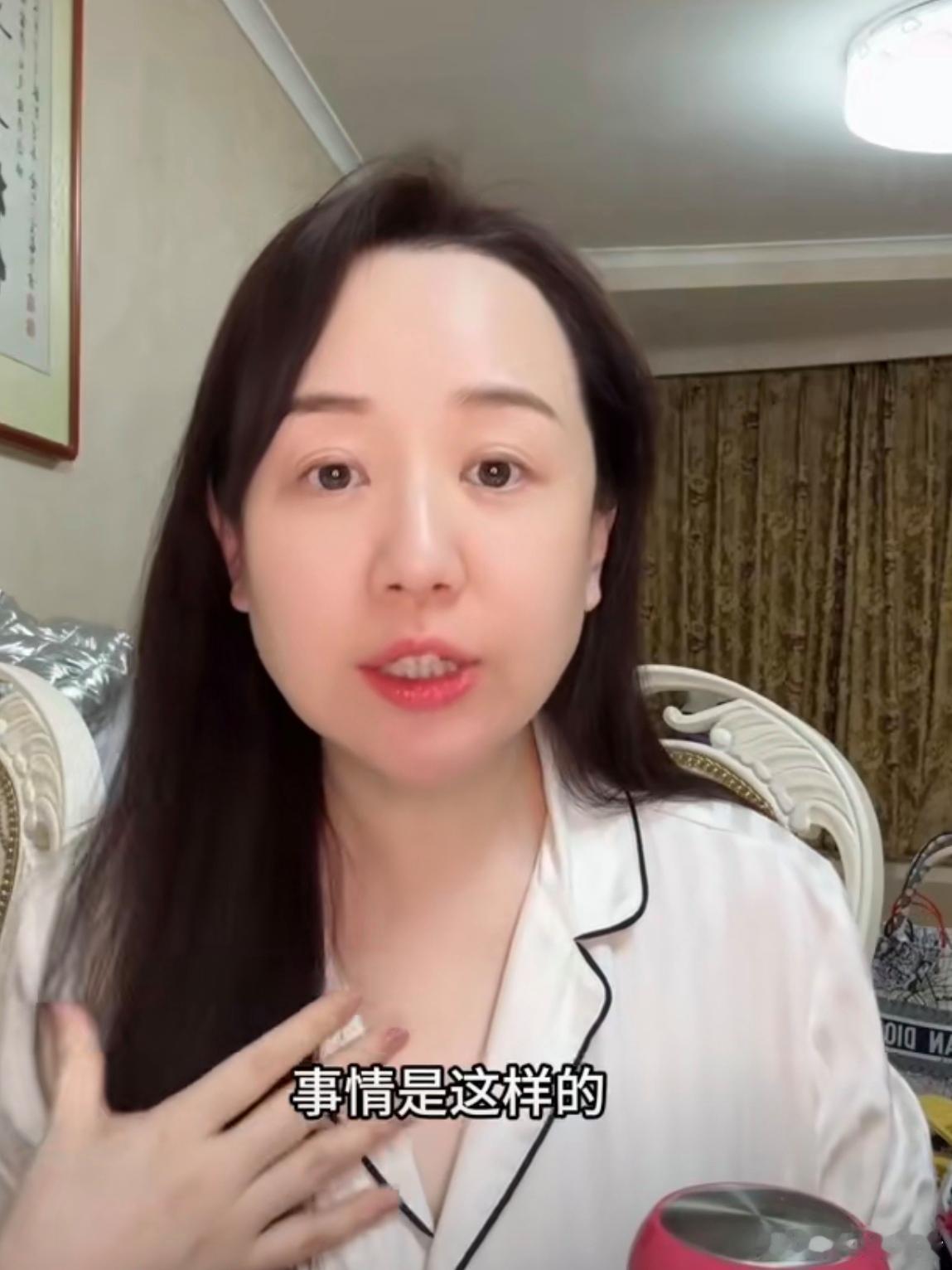 女明星为孩子挤痘致其脸缝四针关凌以自身教训提醒公众避免自行处理面部皮肤问题。她1