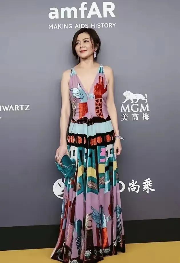 之琳复古印花长裙，优雅风韵依旧
 
深V吊带印花长裙色彩浓郁亮眼，短发干练精致，