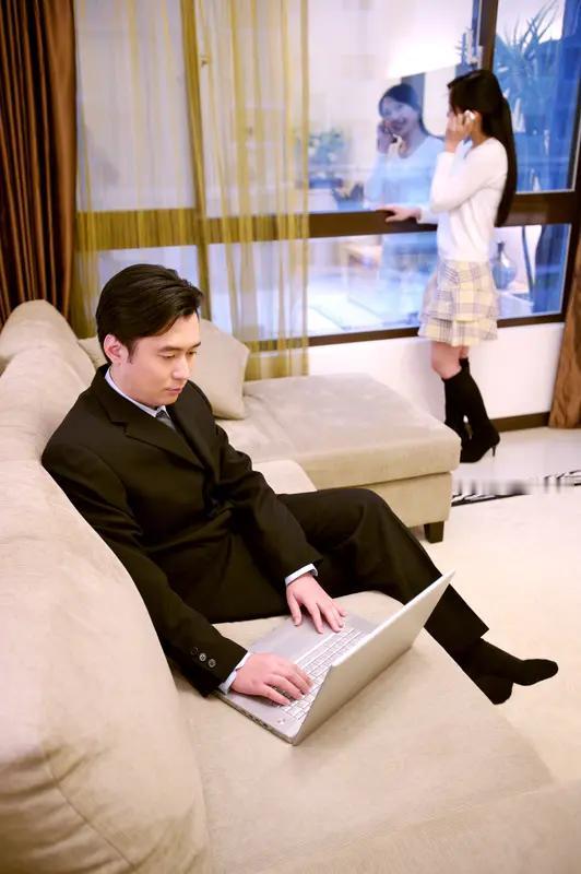 不婚不育的人数已达上亿，故而有人认为过着单身贵族生活的人是利己主义者，对社会和他