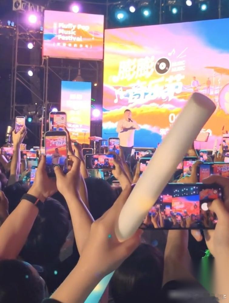 什么叫顶级流量？  端午夜，大衣哥在威海一个商场音乐节唱歌。  网上立马炸了，焦