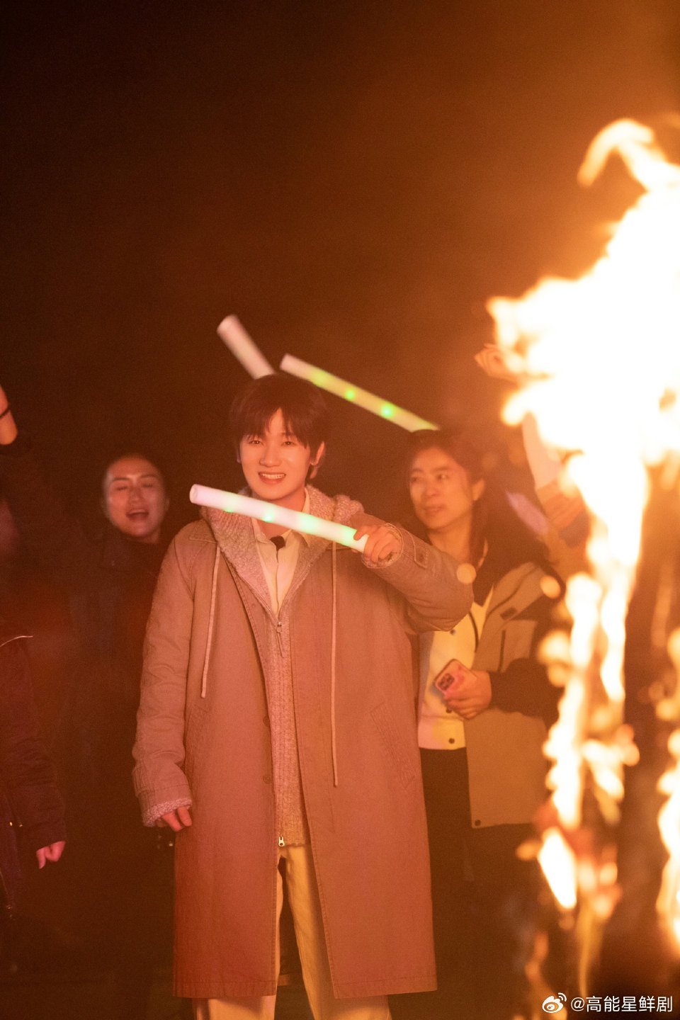 蒋敦豪带十个勤天妈妈团游腾冲看蒋敦豪在《我家那小子》里带妈妈团游腾冲，陪着妈妈们