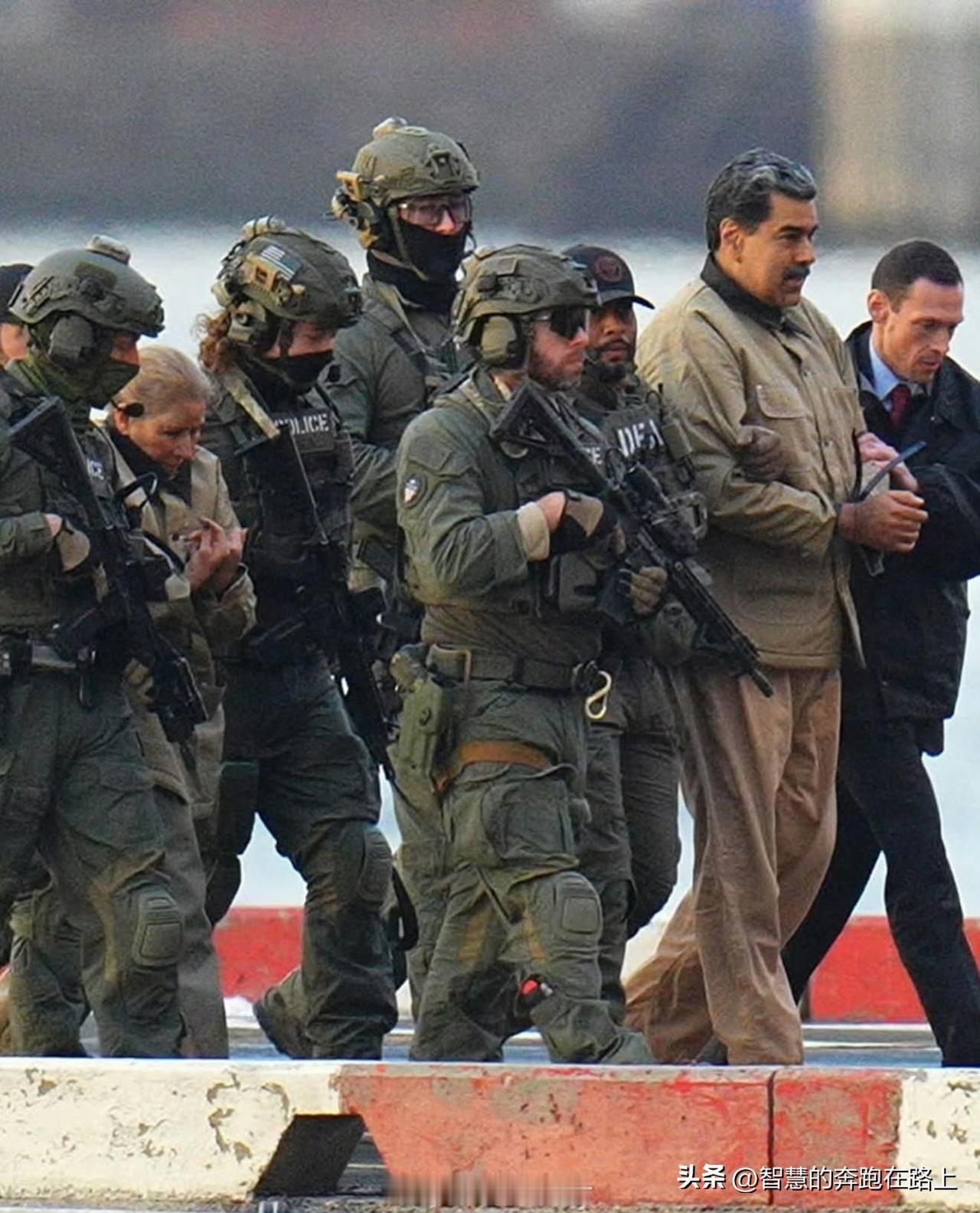 马杜罗坚持说自己是委内瑞拉民选总统！
可是，又有什么用？
老马这一程，坐直升机、