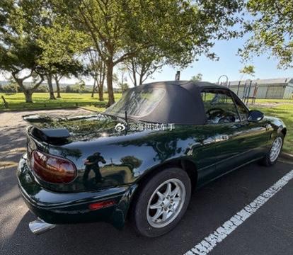 1990的马自达小跑，1.6汽油机+手动挡，这辆敞篷小跑是新西兰牌照，卖家说去年