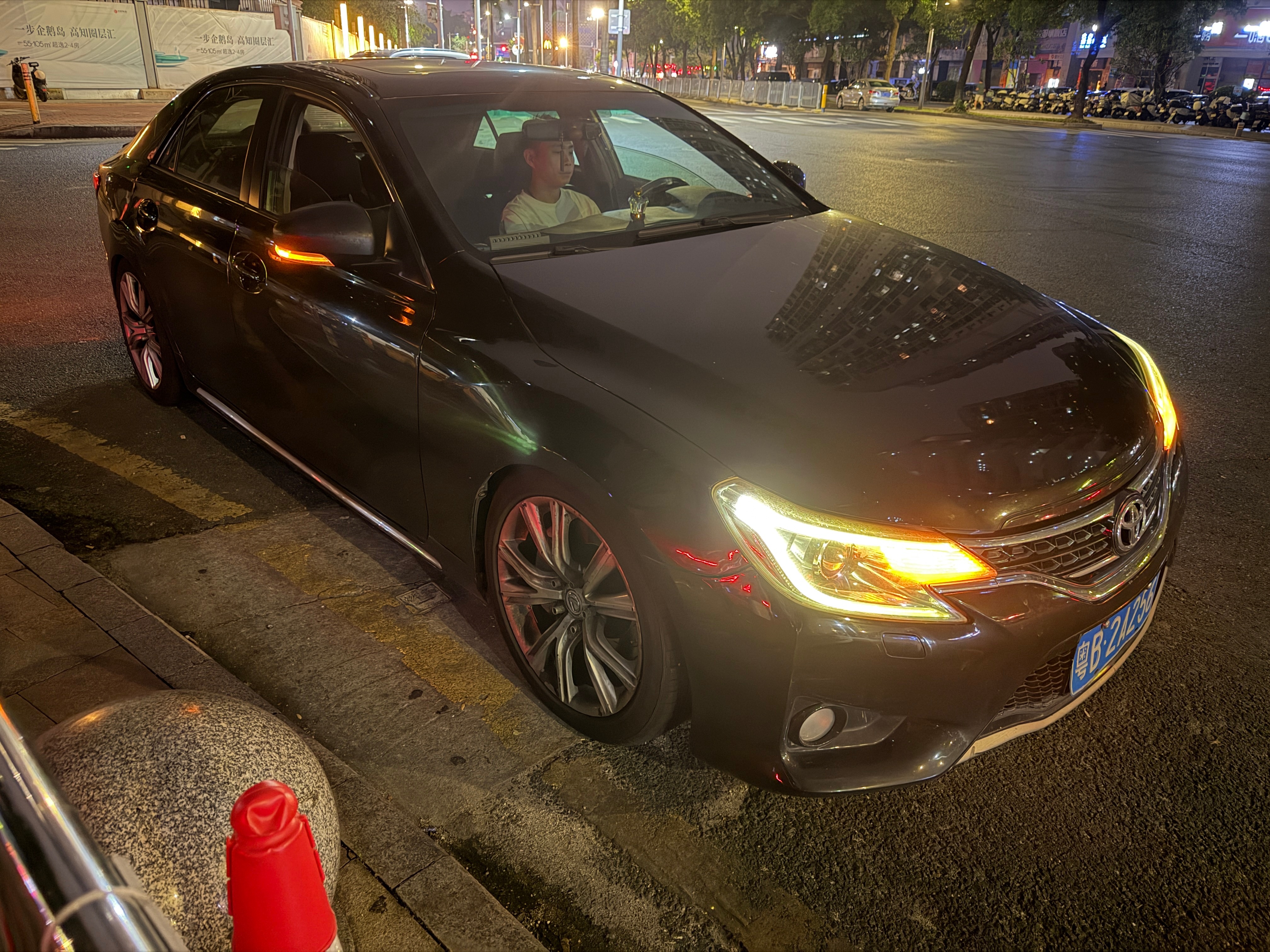给冠军买部锐志玩玩囖！汽场全开
