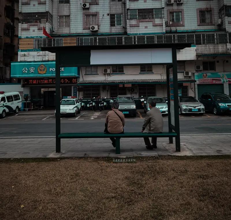 人生就像一场没有彩排的戏，每个人都有自己的感悟。
我觉得“等待”就是自我欺骗。总