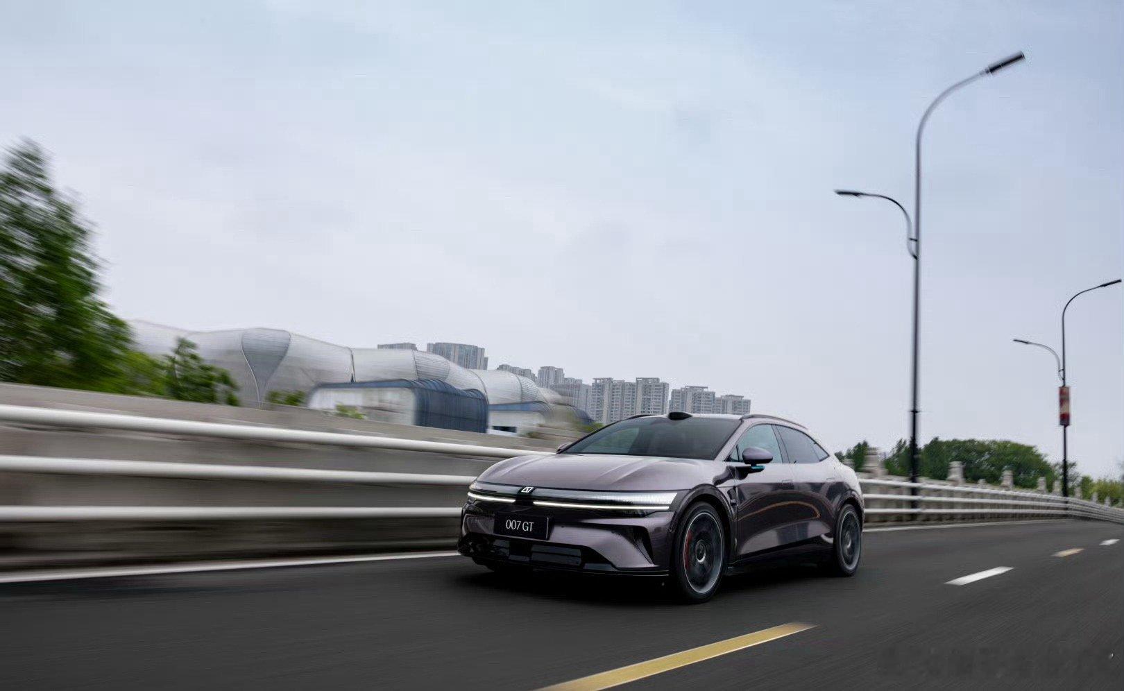 说实话，现在车企都在卷智能，但大多都是车机、智驾各玩各的，看着花哨，用起来还是要