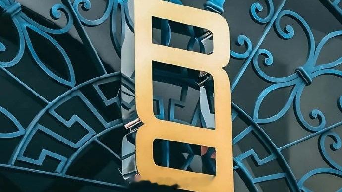 RR全新logo。不是劳劳，是揽胜。尊吗？感觉是在走时尚奢侈品路线。揽胜 ​​​