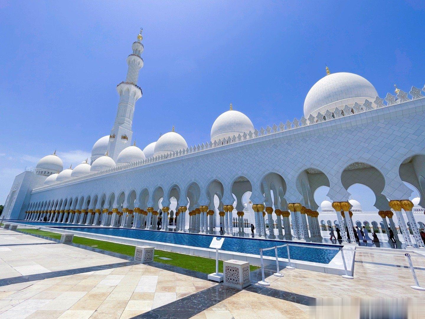 今天在阿布扎比过节，参观了谢赫扎耶德大清真寺，纯白色的大理石建筑耗资55亿美金，
